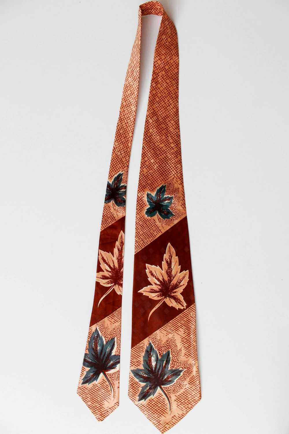 1940s Three Leaf Print Rayon Necktie - image 1