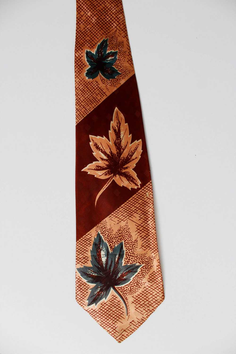 1940s Three Leaf Print Rayon Necktie - image 2