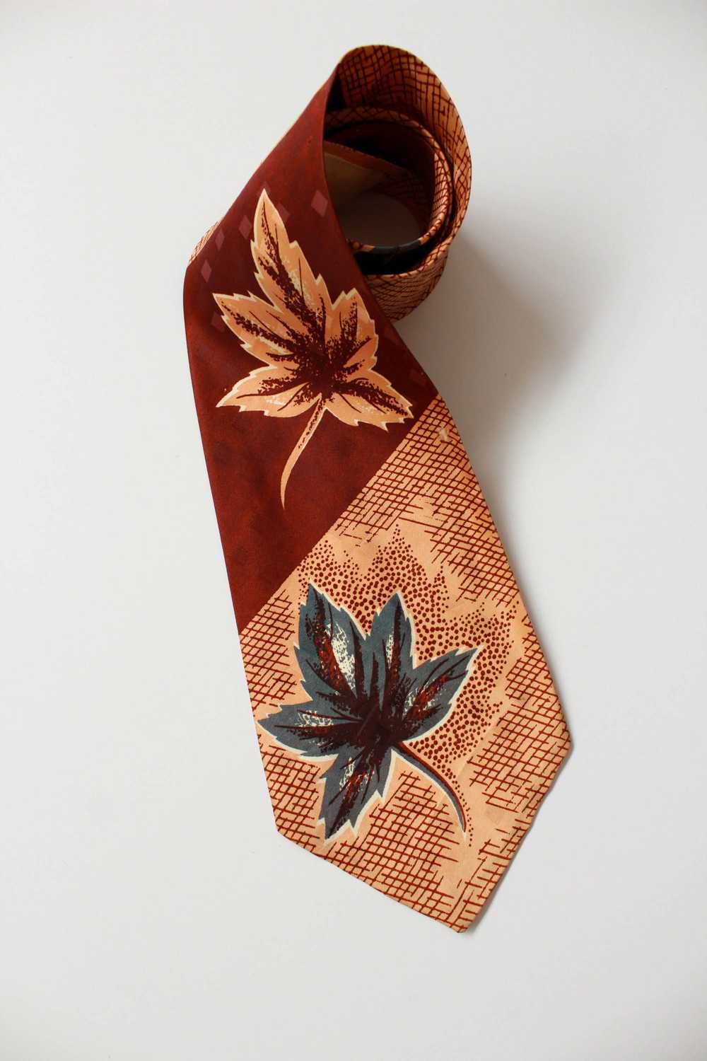 1940s Three Leaf Print Rayon Necktie - image 3