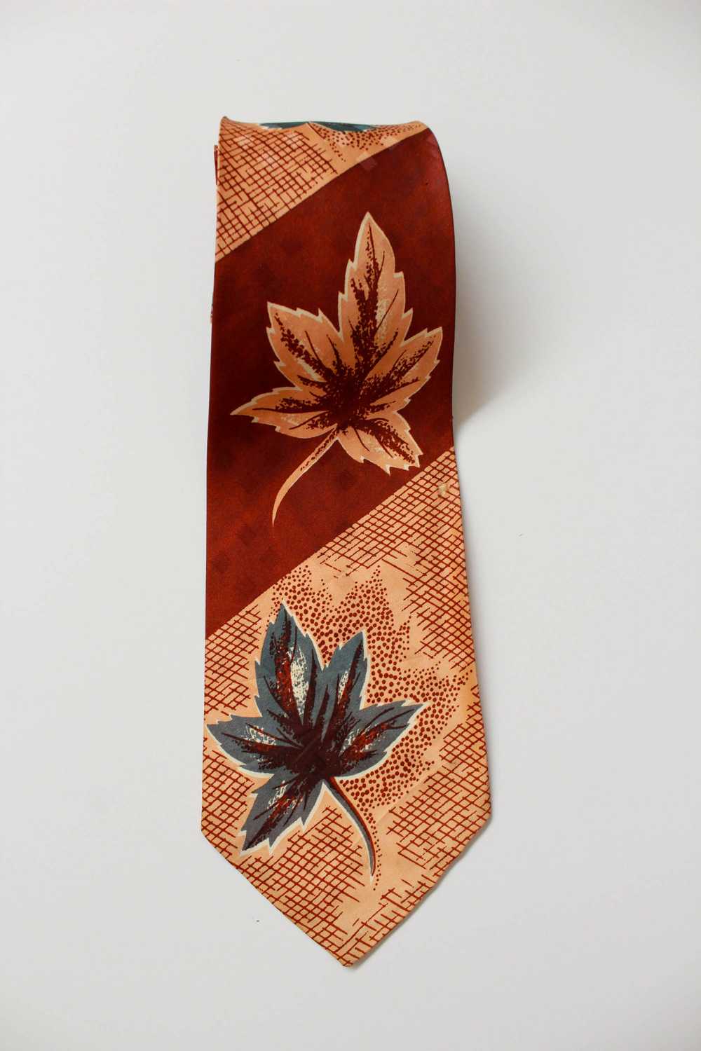 1940s Three Leaf Print Rayon Necktie - image 4