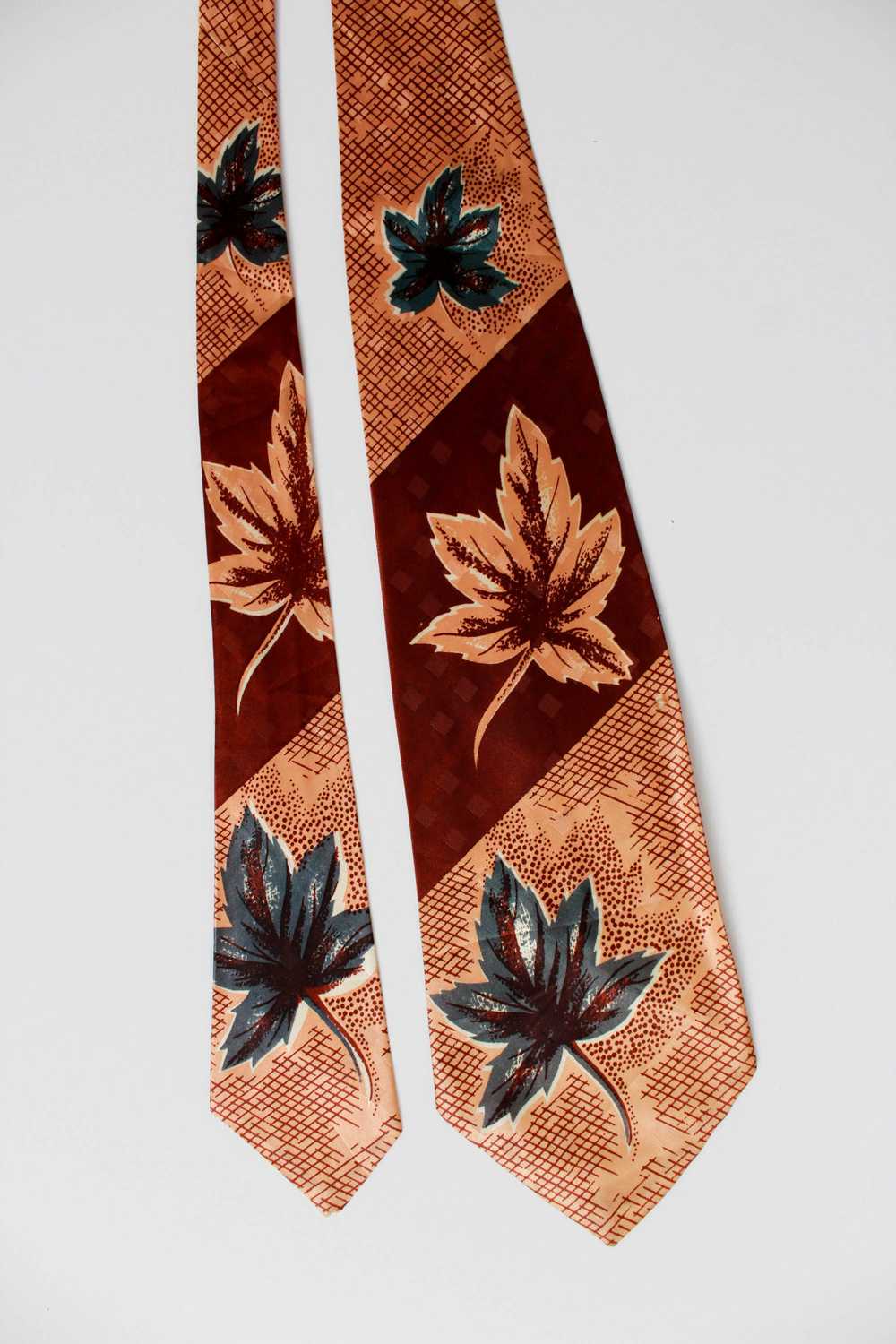 1940s Three Leaf Print Rayon Necktie - image 5