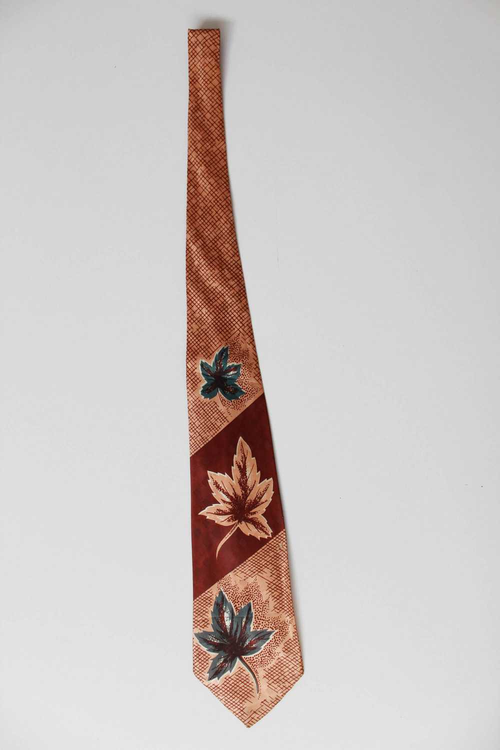 1940s Three Leaf Print Rayon Necktie - image 6
