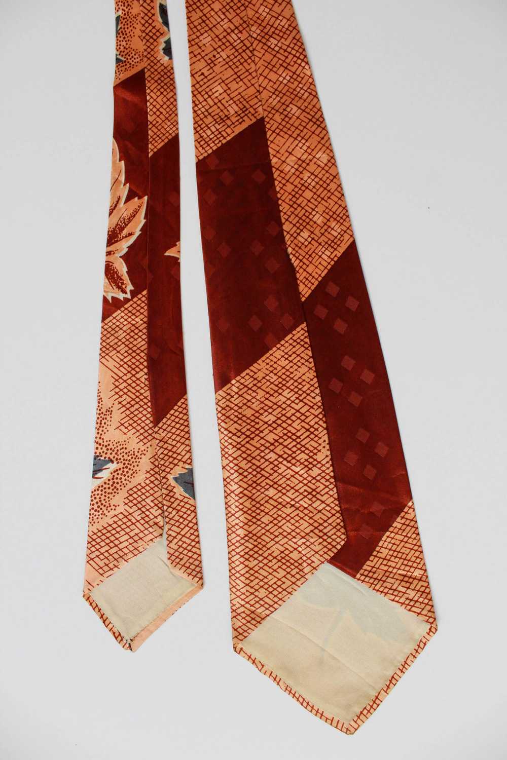 1940s Three Leaf Print Rayon Necktie - image 8