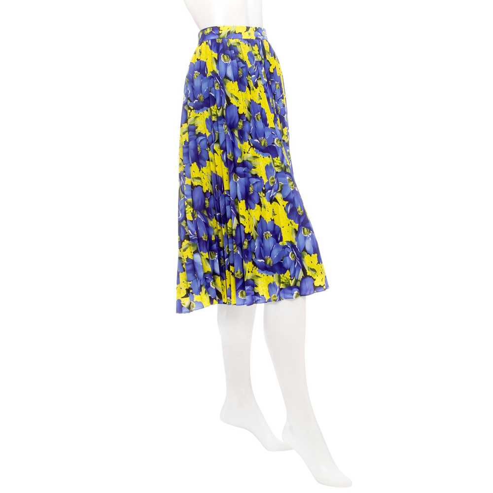 Blue and Yellow Crêpe de Chine Floral-Print Pleat… - image 3