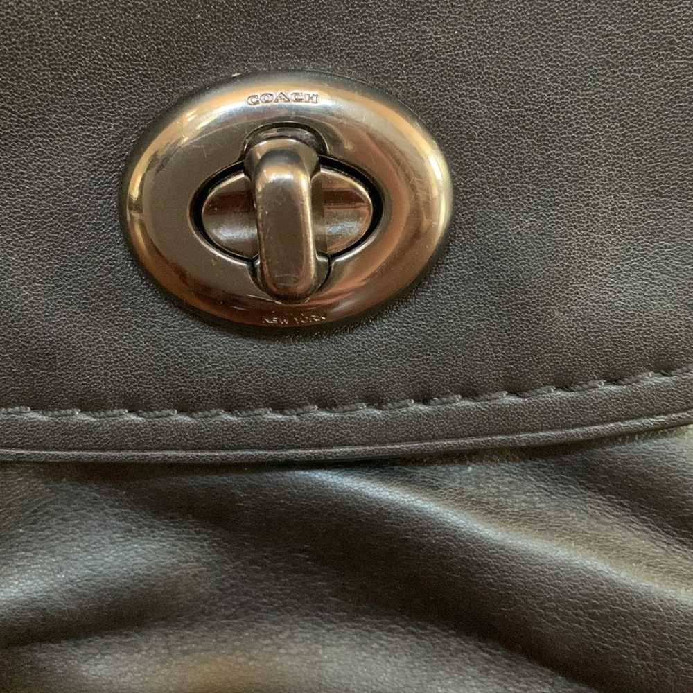 Coach bag turn lock style - image 2