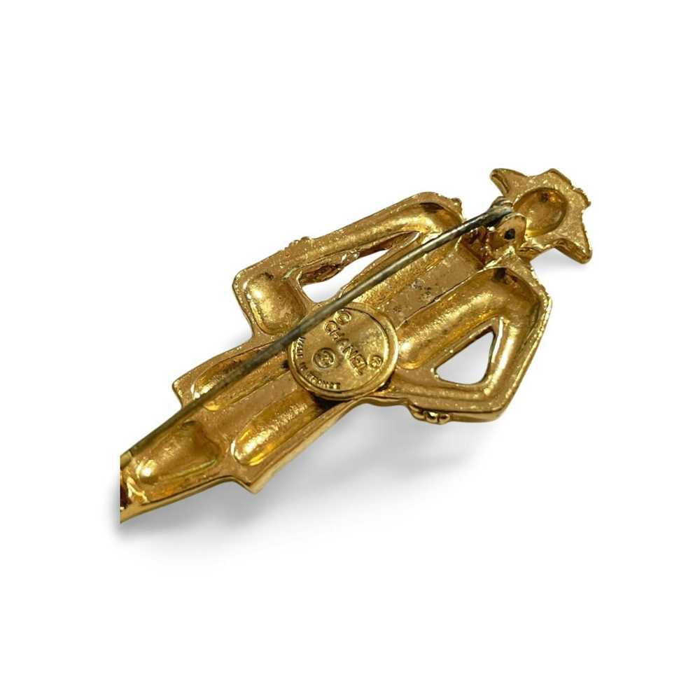 Chanel Vintage CHANEL Gold tone brooch in Chanel … - image 2