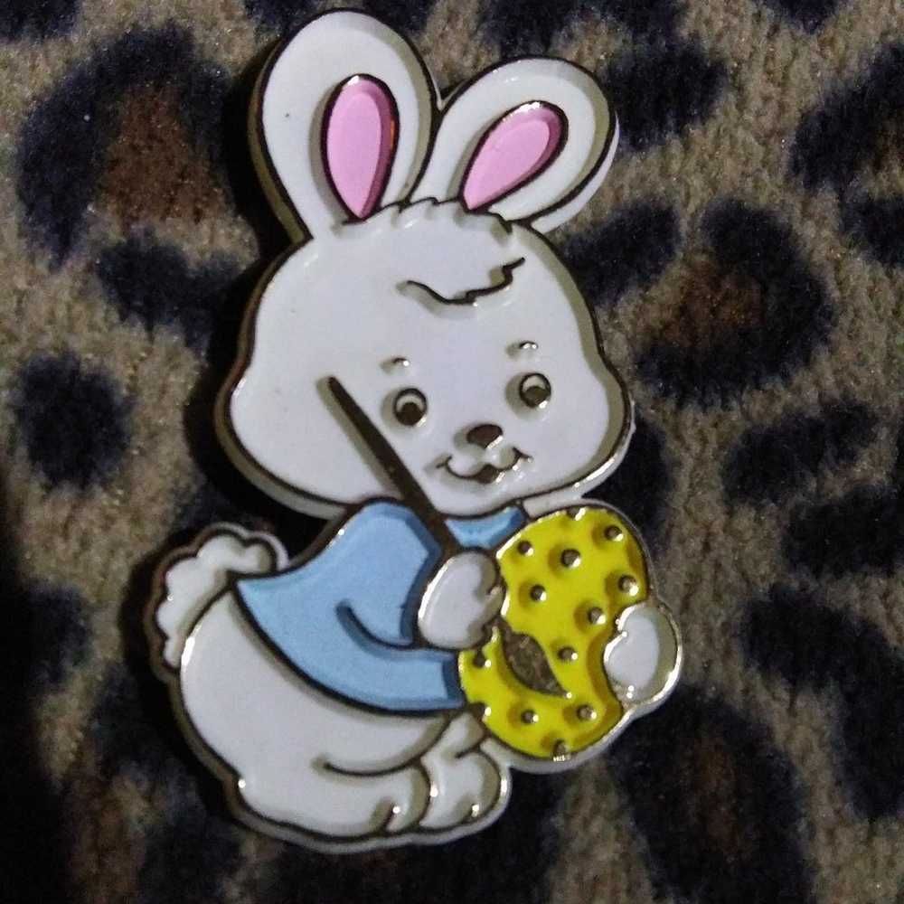 Vintage 1981 Hallmark Easter Bunny Pin - image 1