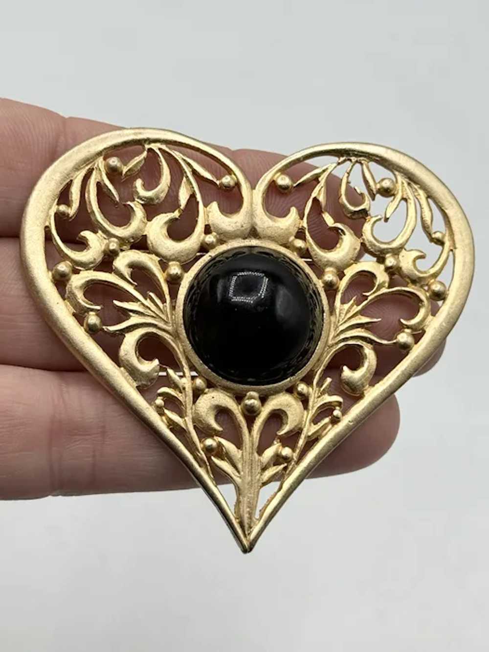 Vintage gold black heart brooch pin - image 3