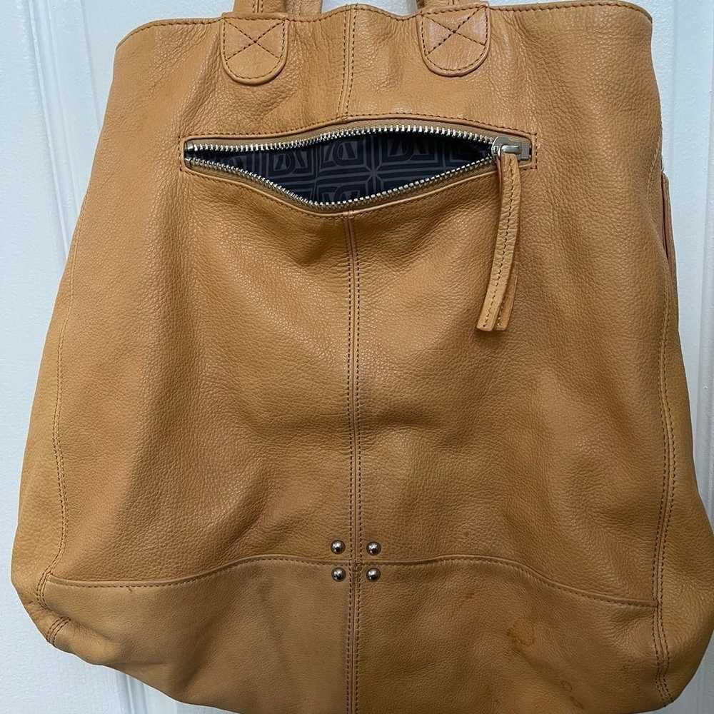 Pour La Victoire shoulder bag butterscotch leather - image 6