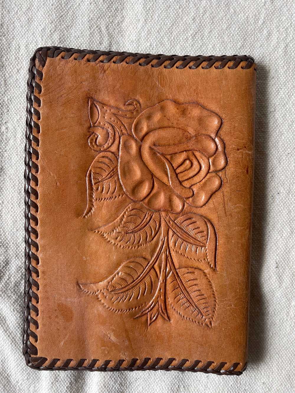 70s tooled leather wallet / 1970s leather bifold … - image 5