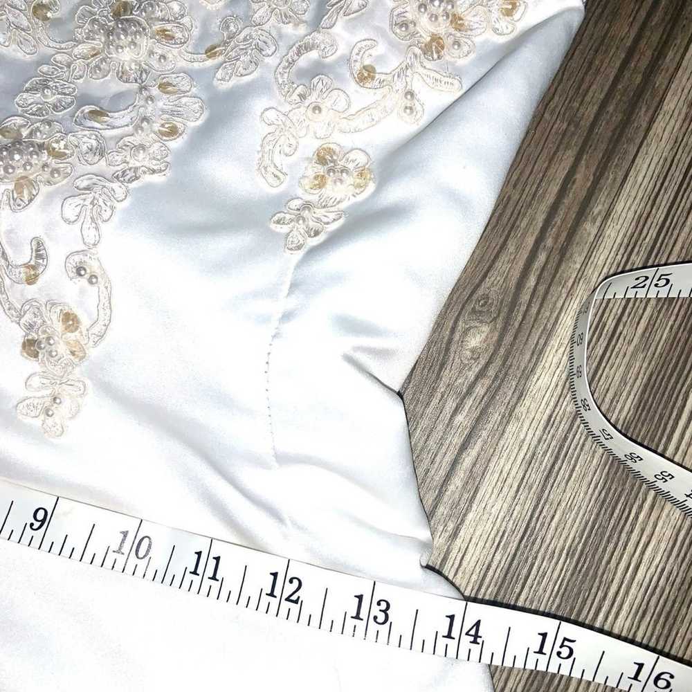 Vintage Halter Neck Wedding Gown w/unique eye-cat… - image 9