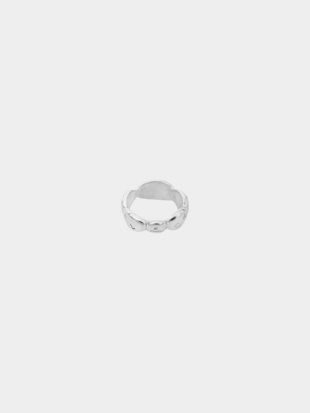 Chanel 1990s Silver Camellia Radis Logo Ring - image 2
