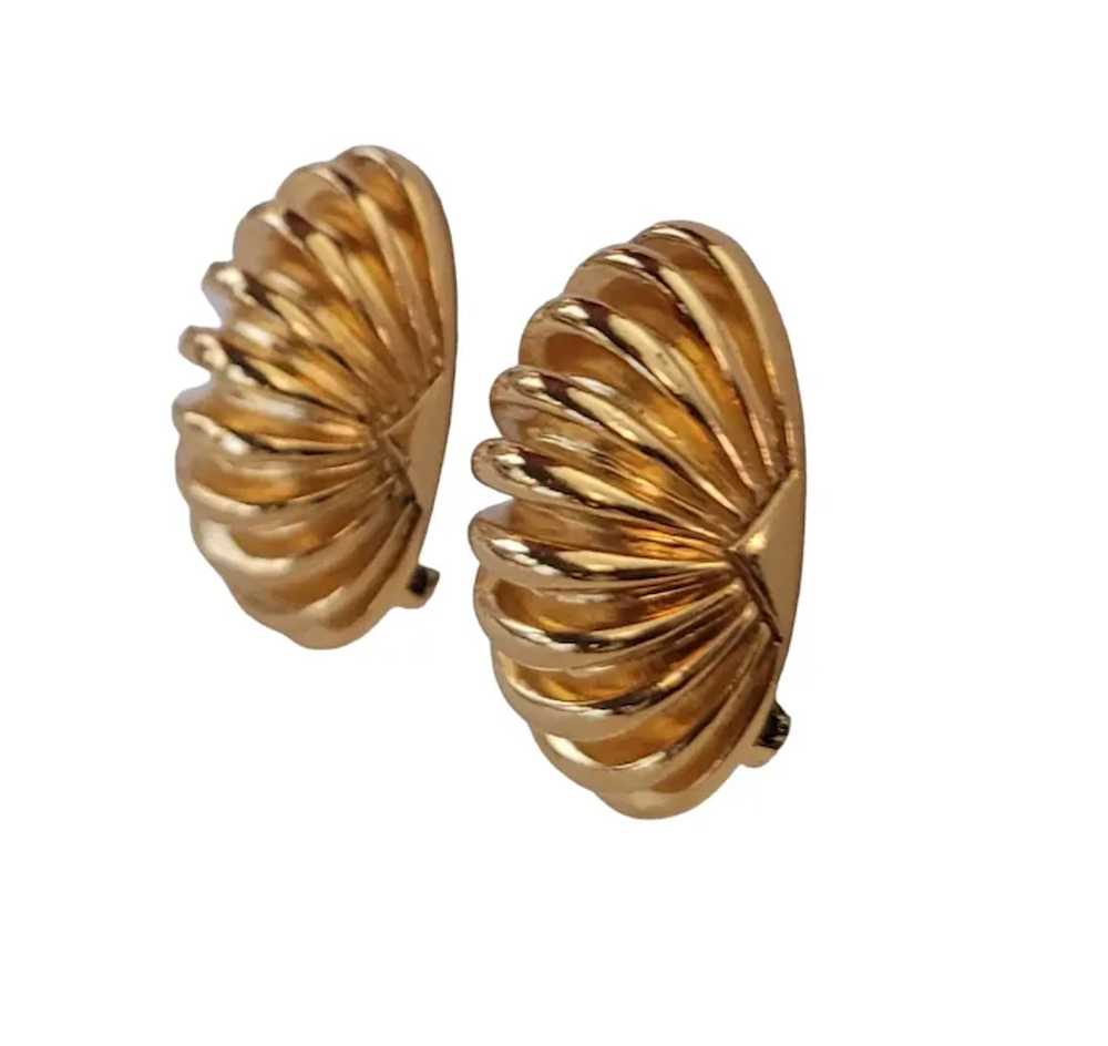 Gold Tone Shrimp Ribbed Style Clip-On Earrings E2… - image 3