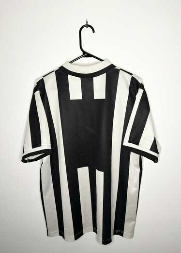 Vintage Juventus 1995/96 home jersey