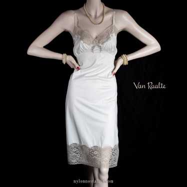 Elegant c.1960 vintage 'Van Raalte' incredibly si… - image 1