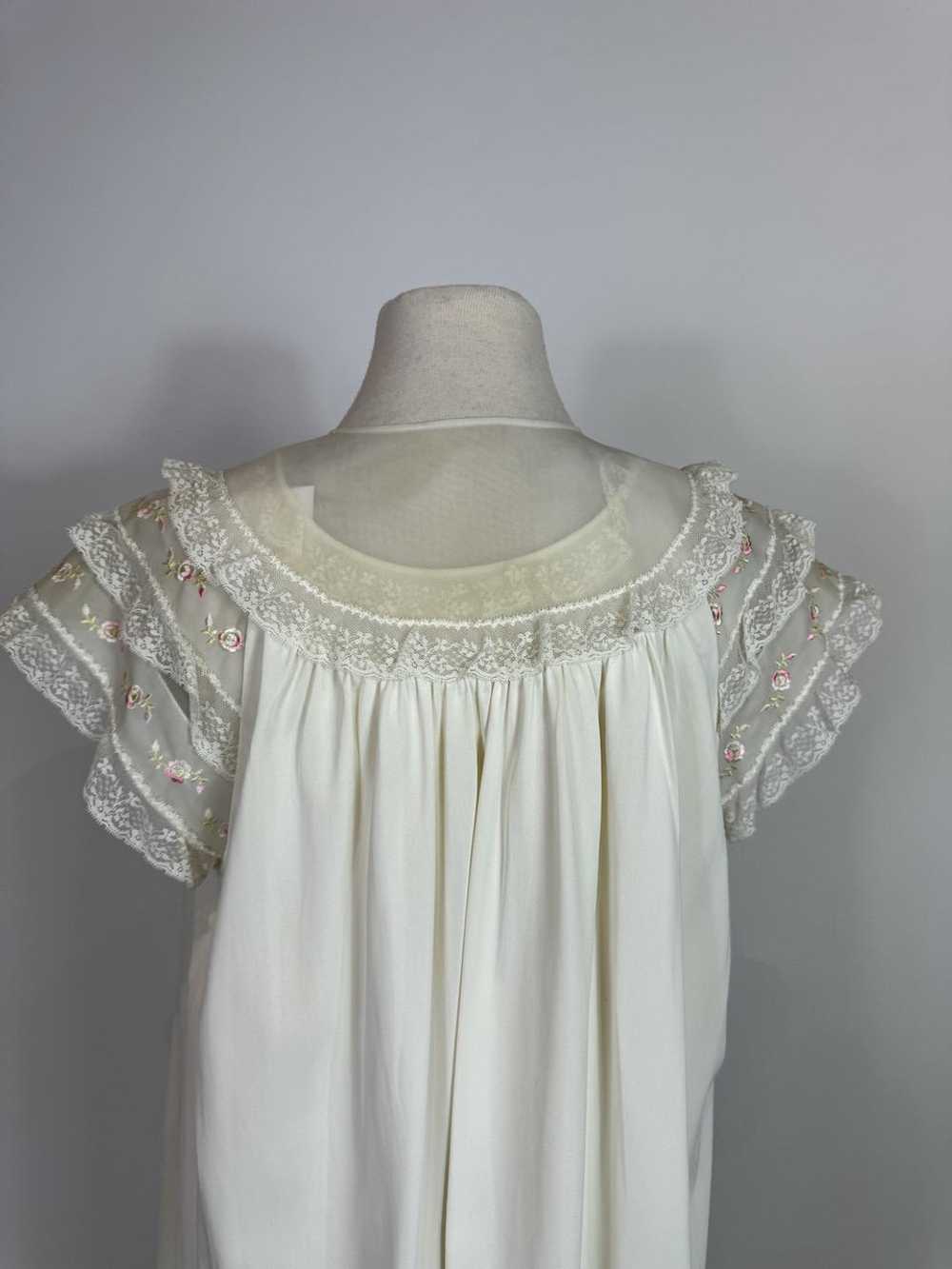 1960s Shadowline White Floral Nylon Peignoir Robe… - image 10