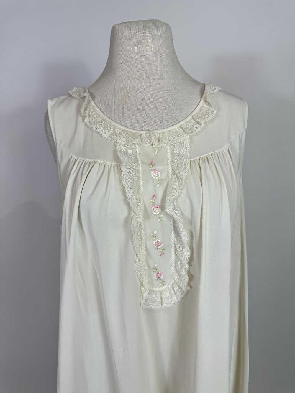 1960s Shadowline White Floral Nylon Peignoir Robe… - image 3