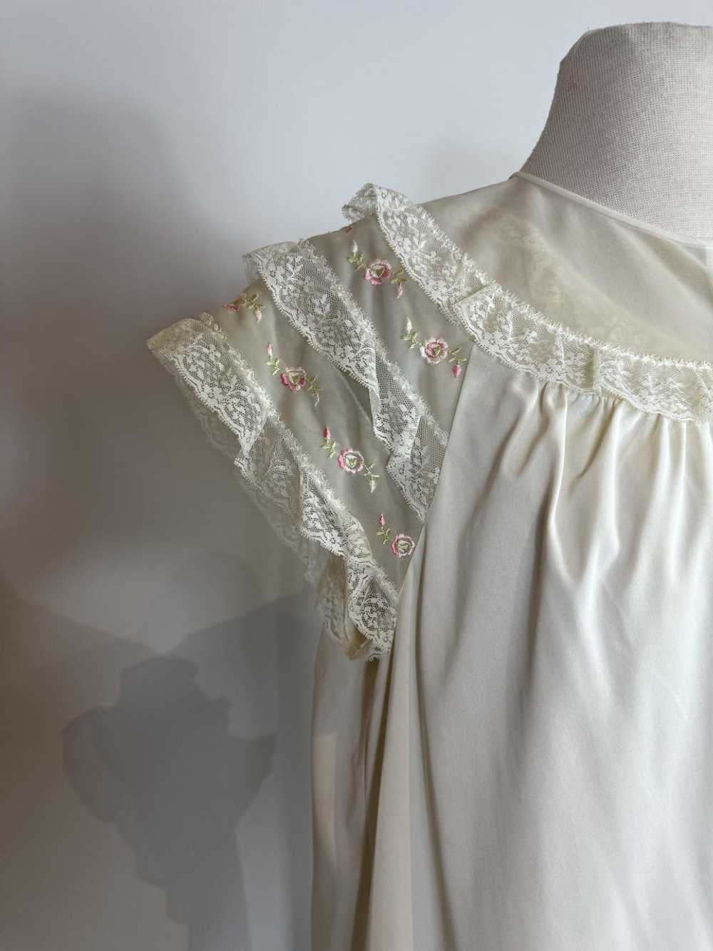 1960s Shadowline White Floral Nylon Peignoir Robe… - image 7