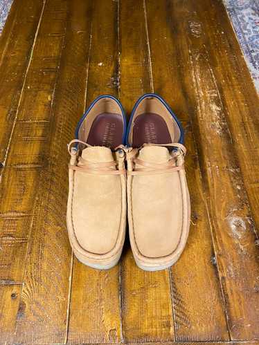 Clarks Wallabee Low “Tan/Navy”