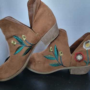Indigo Rd. Tan Embroidered Floral Booties Size 7.5 - image 1