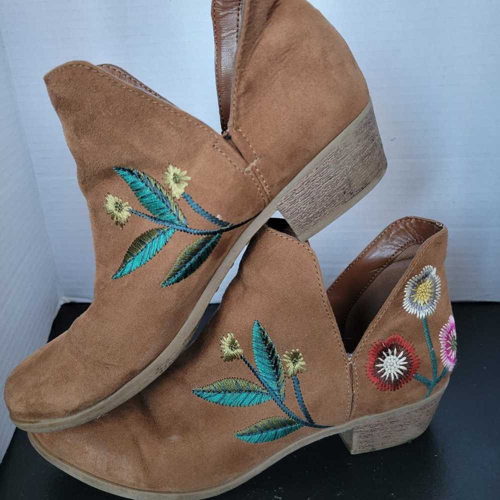 Indigo Rd. Tan Embroidered Floral Booties Size 7.5 - image 3