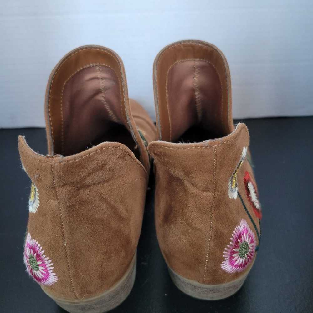 Indigo Rd. Tan Embroidered Floral Booties Size 7.5 - image 4