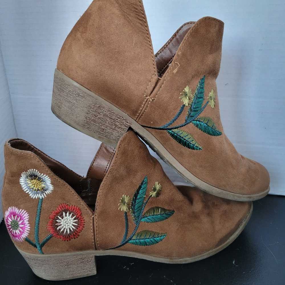 Indigo Rd. Tan Embroidered Floral Booties Size 7.5 - image 5