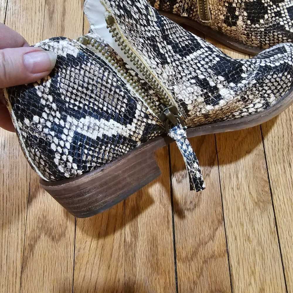 Super cute GIANNI  BINI snake skin boots. Sz 9 1/2 - image 4