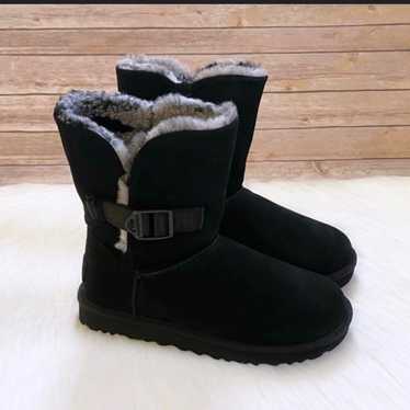 UGG Bailey Buckle Cali Collage In Black size 6