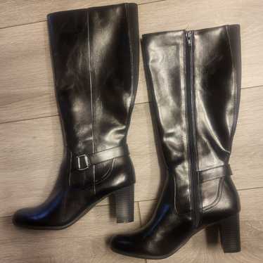 Womens leather black heal boots - image 1