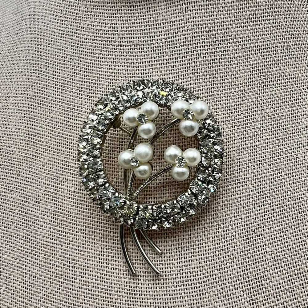 Lovely Vintage Brooch Simulated Pearls - image 4