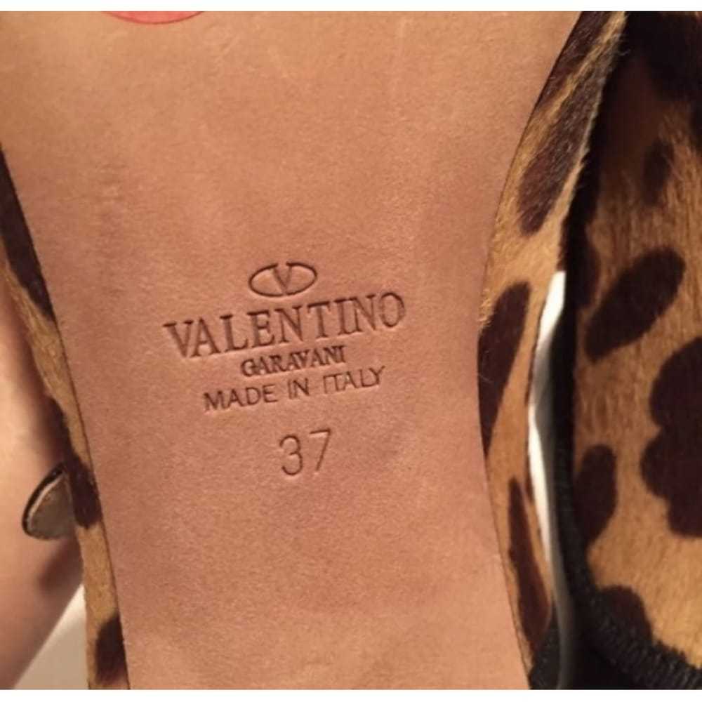 Valentino Garavani Pony-style calfskin heels - image 9