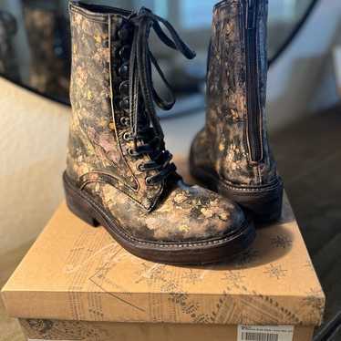 Free outlet People Santa Fe Lace Up Floral Combat Boots 8 New