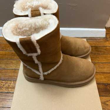 UGGS GENTLY WORN SIZE 6