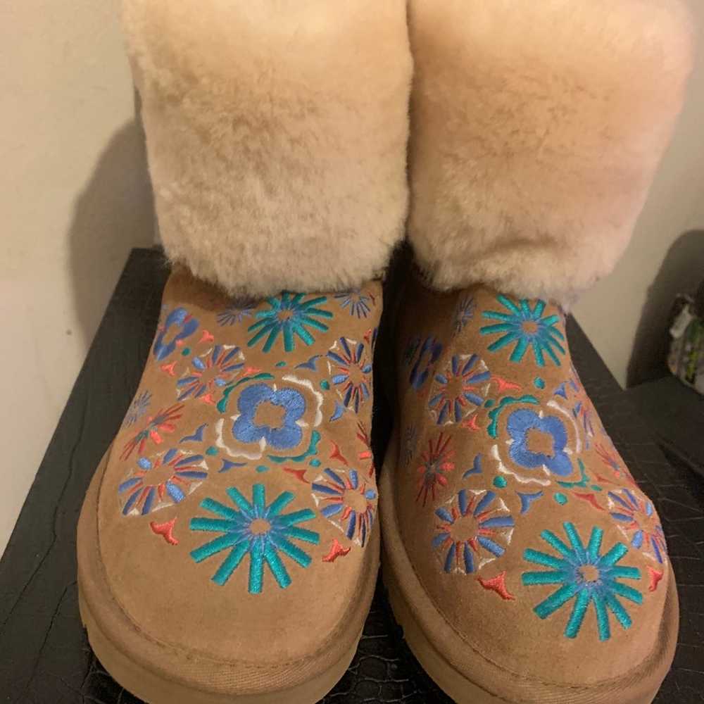UGG EMBROIDERED BOOTS SIZE 9 - image 3