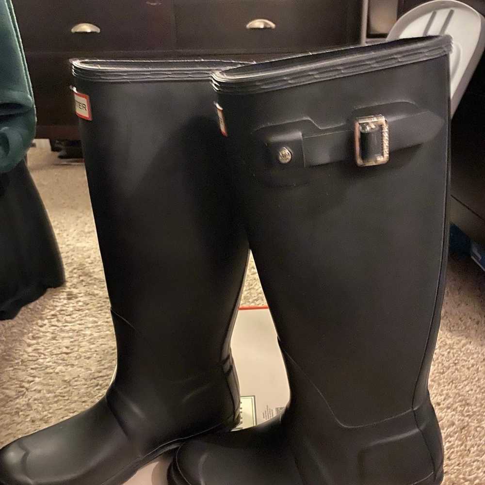 Hunter rain boots size 7 - image 5