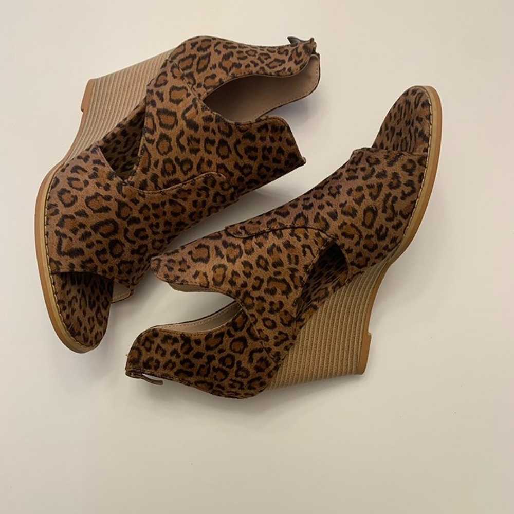 NWOT Jolinell Leopard Print Wedge Sandal Size 8 - image 5