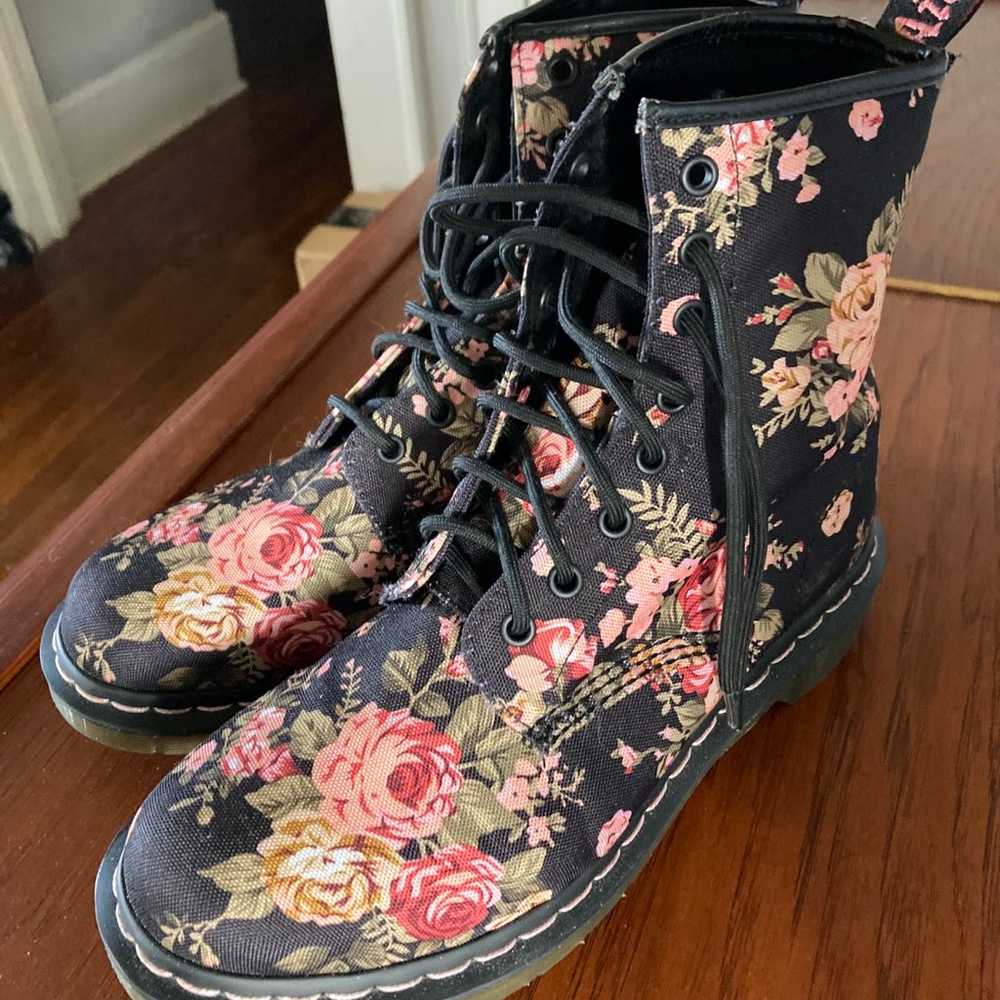 New Doc Marten’s womens size 10 rose floral print… - image 2