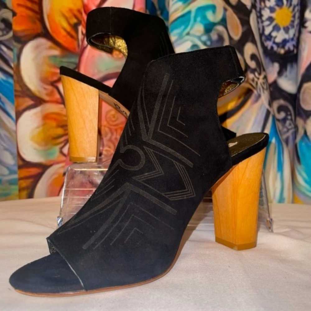 7-103) LIKE NEW! Cynthia Vincent Suede Booties - image 3