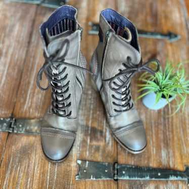 Leather Lace Up Boots by täōs