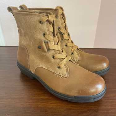 New UGG Hapsburg Lace Up Boots 8.5