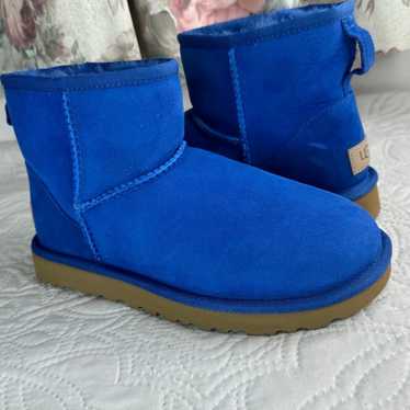 UGG CLASSIC MINI  WOMEN BOOTIE SHEARLING LINED EL… - image 1