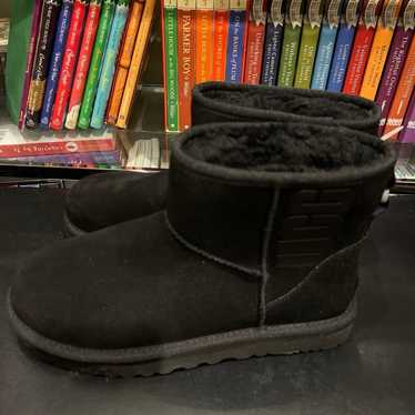 WMNS) UGG Classic Mini UGG Rubber Logo 'Black' 11… - image 1