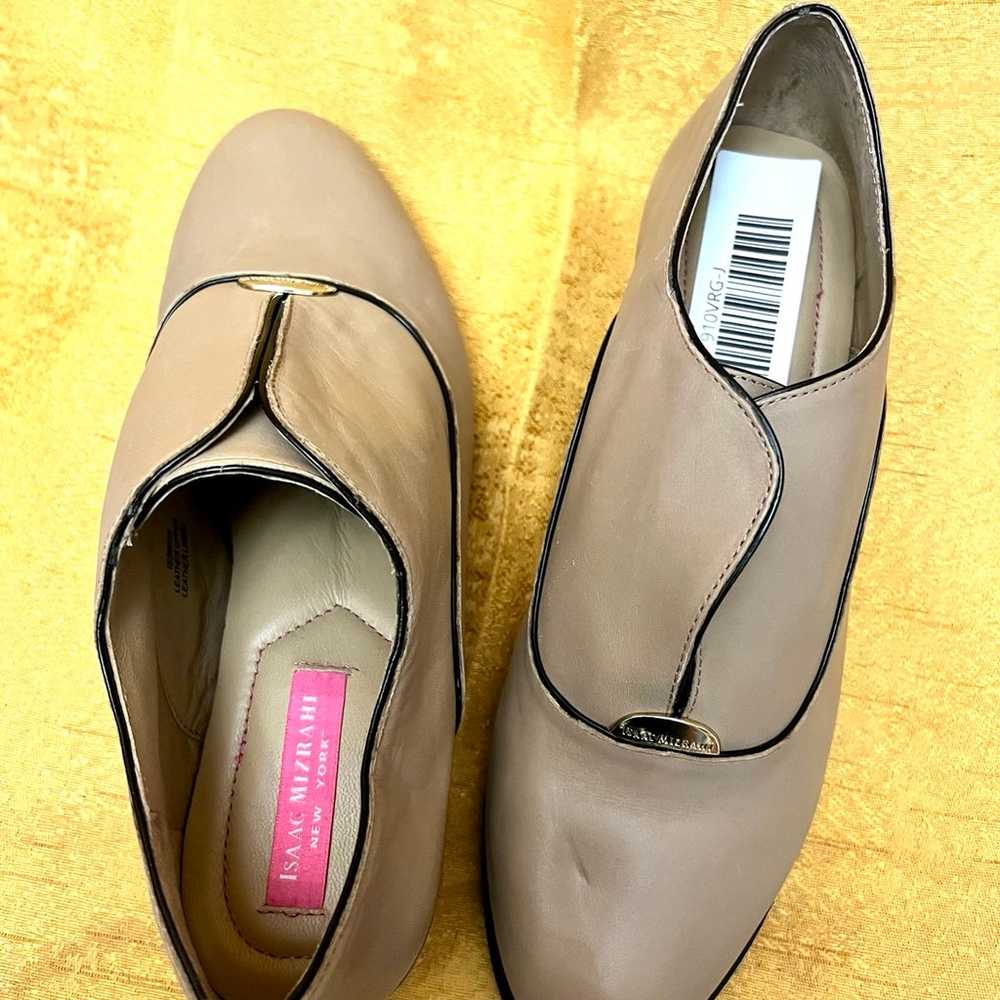 ISAAC MIZRAHI~NWOT~Tan Leather Shoes Size 6M - image 3