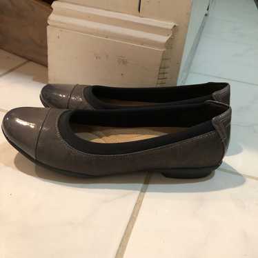 7.5 Clarks Artisan Ballet gray Flats shiny gray - image 1