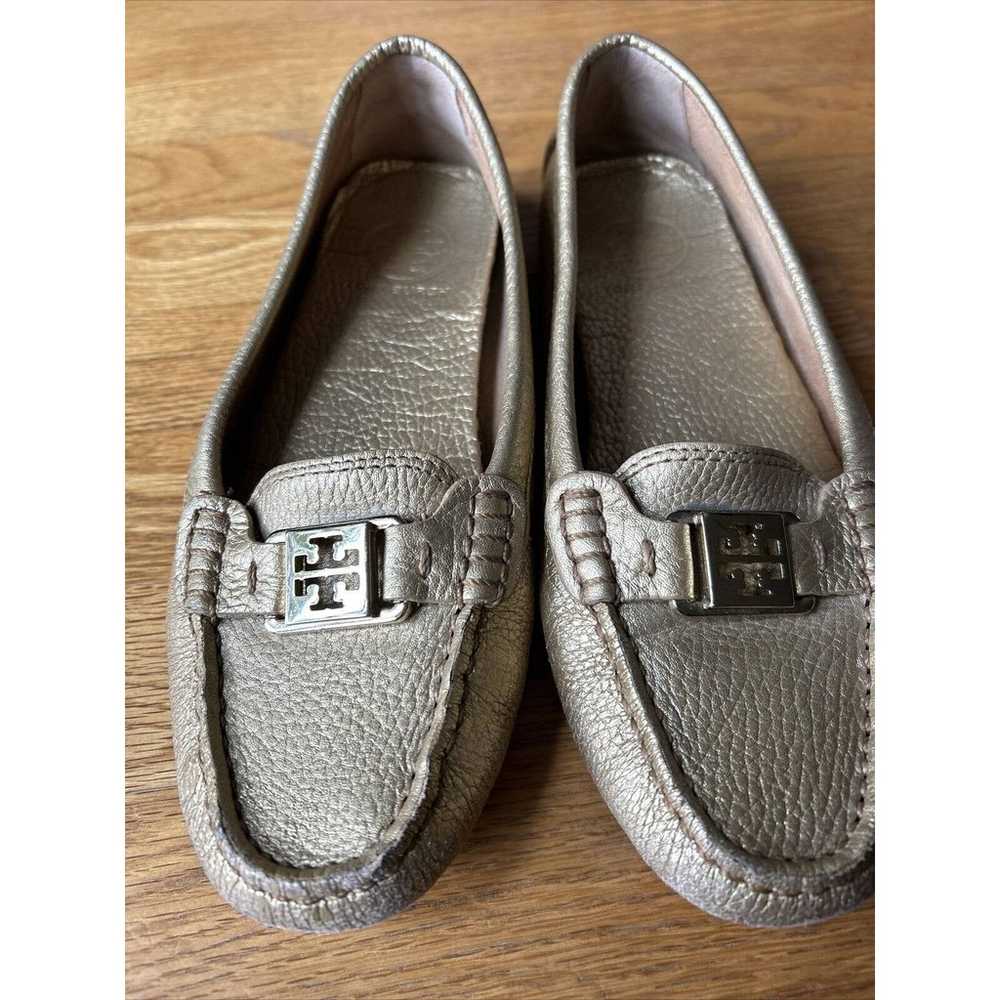 Tory Burch Gold Leather Signature Loafers size 7 … - image 1