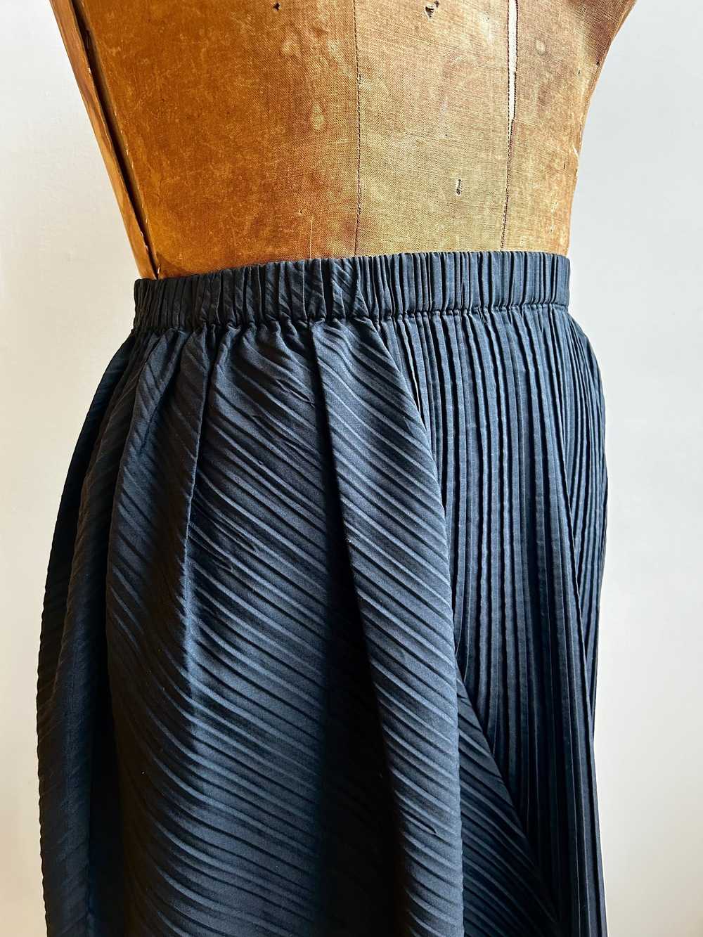 Vintage Issey Miyake Pleated Black Skirt Size Sma… - image 3