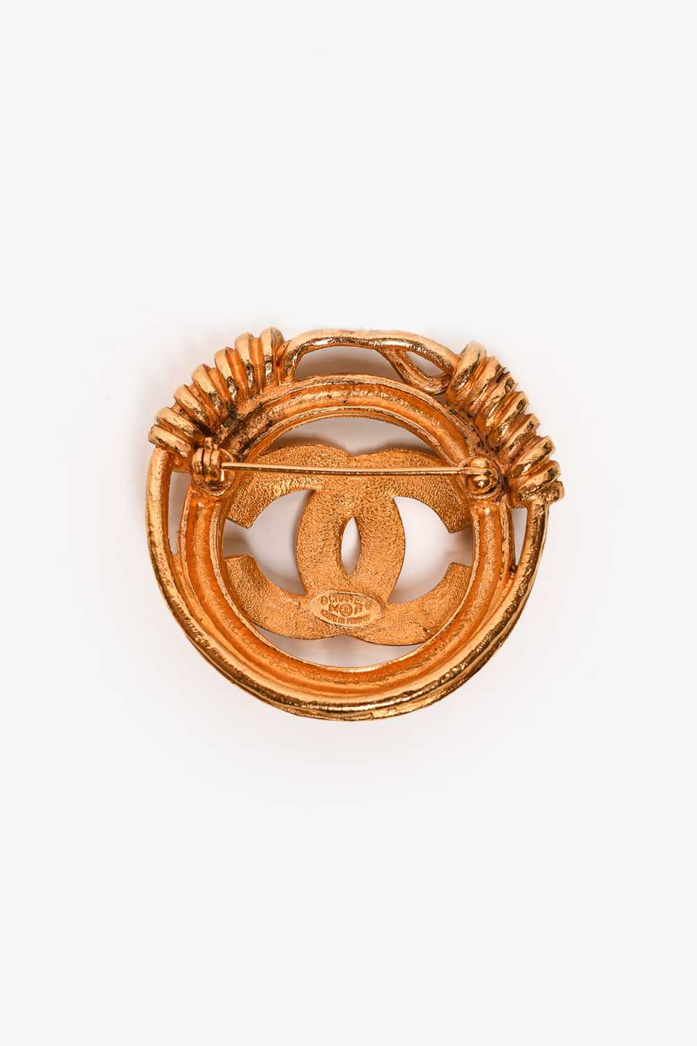 Pre-loved Chanel™ Gold Toned CC Round Brooch - image 3