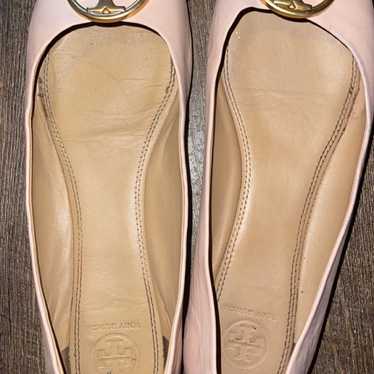 Tory Burch Women’s Pebbled Tumbled Leather Chelsea Ballet Flat fashion