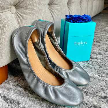 Tieks shops Metallic Pewter Flats